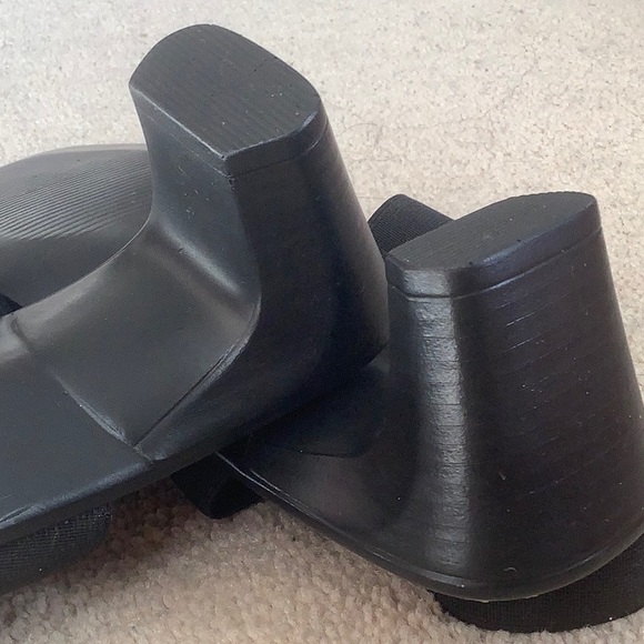 Black heels - Picture 10 of 10